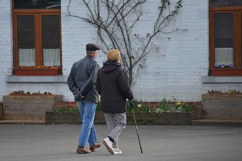 La sécurité des seniors en rue : conseils pratiques  