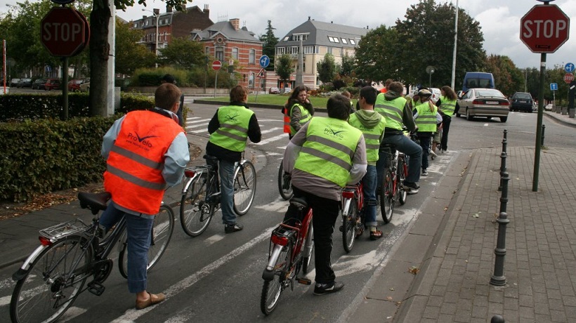 Cyclistes à deux ou en petits groupes : que dit le code de la route ?