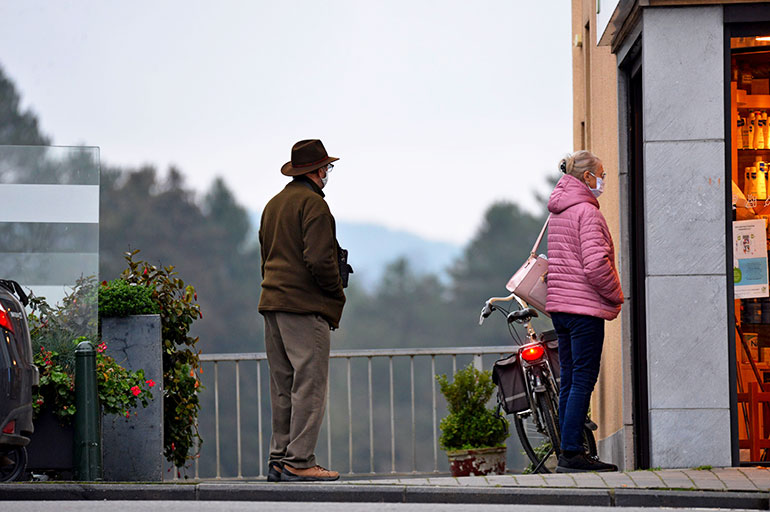 Veiligheid van senioren op straat: praktische tips 